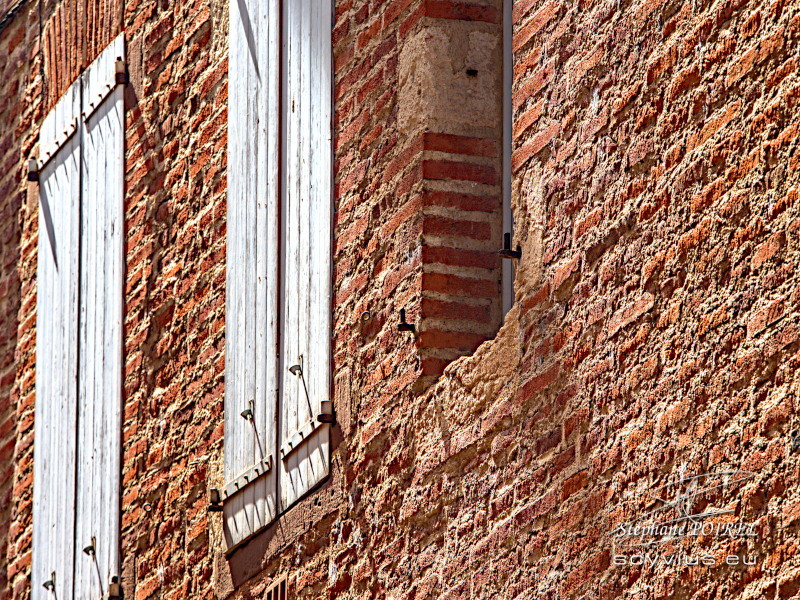 Briques et volets dans le vieil Albi