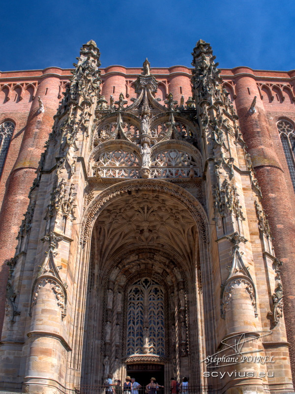 Parvis de la cathédrale Sainte-Cécile à Albi